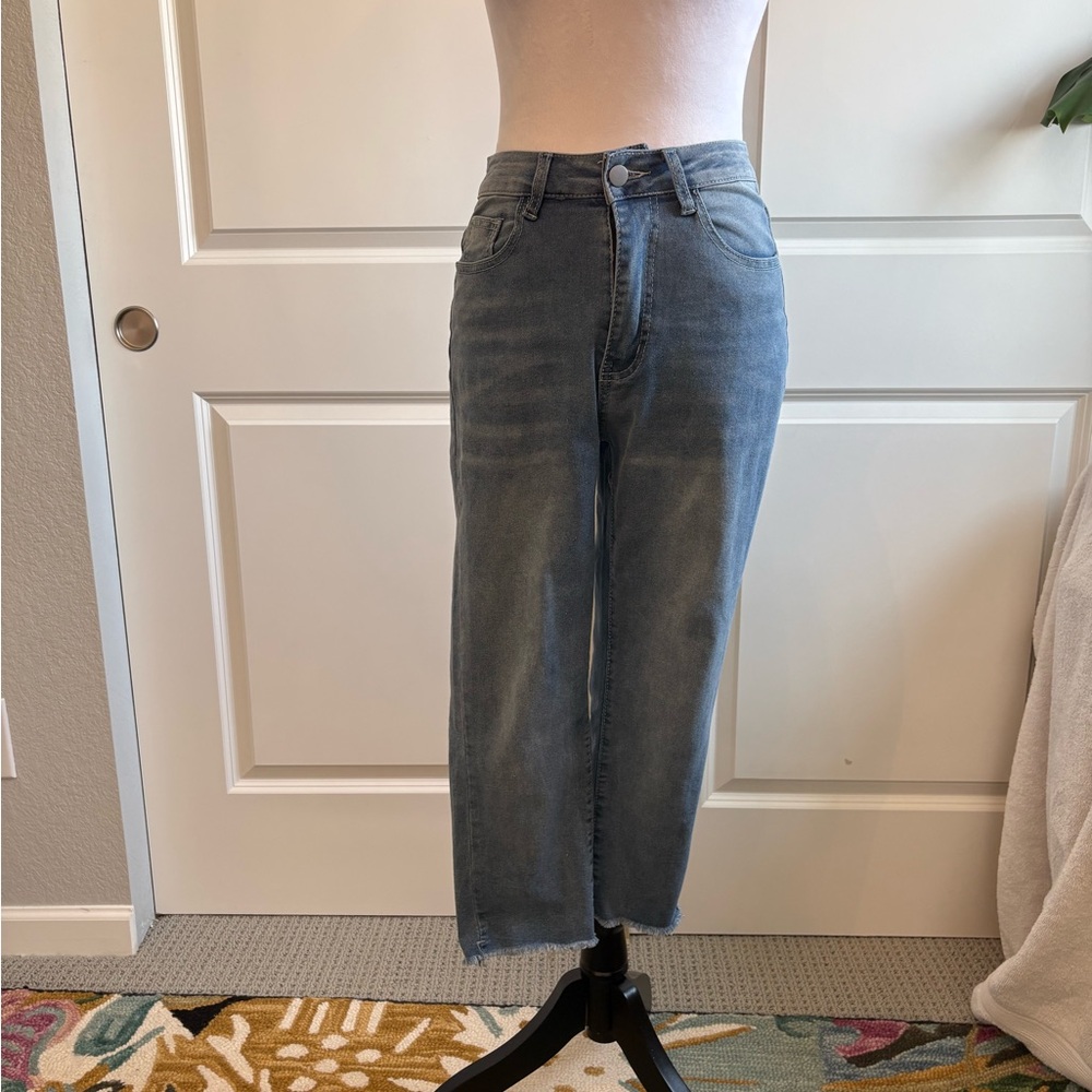 Stylish Mid-Wash Women's Cropped Jeans